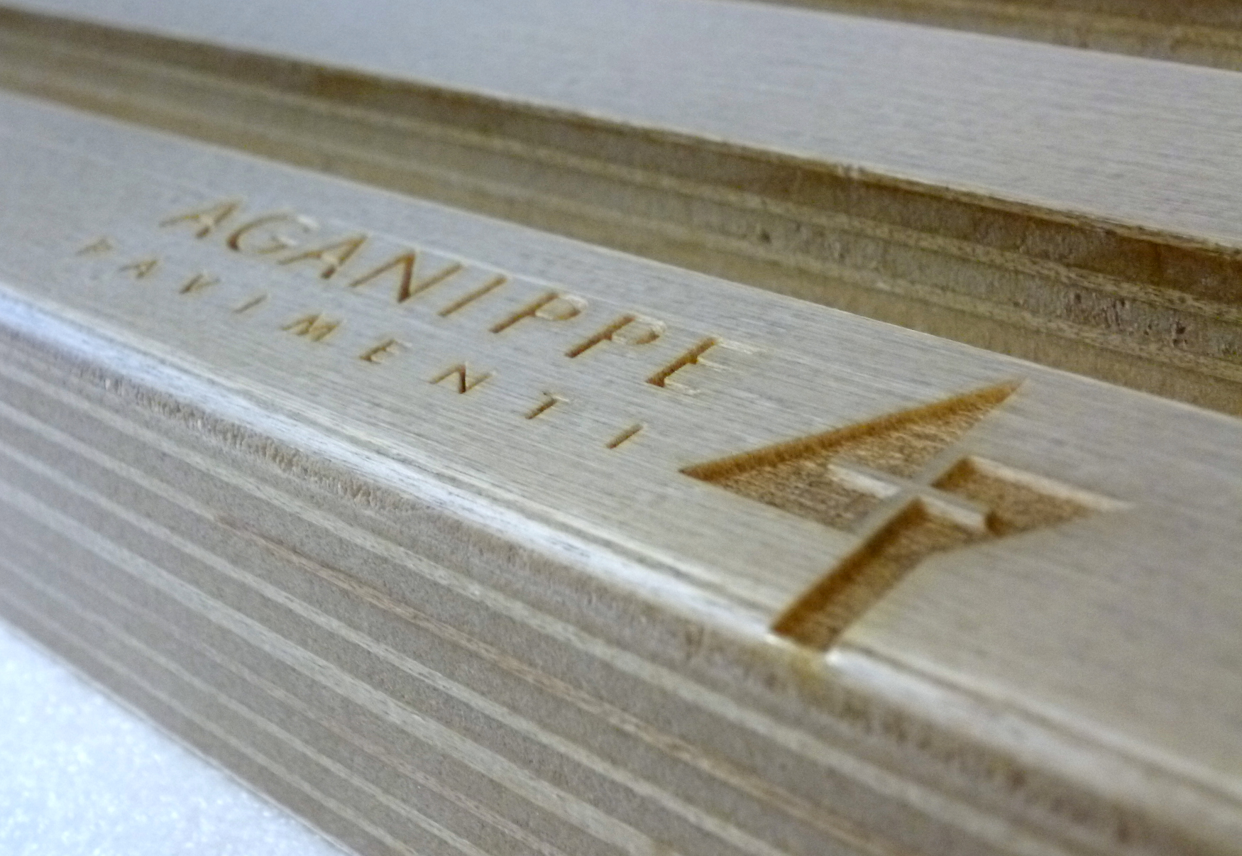 incisione laser logo e scrittta su legno